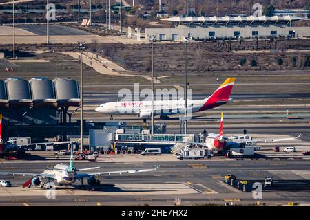 Madrid, Spanien - 31. Dezember 2021: Iberia-Flugzeuge auf den Start- und Landebahnen des Flughafens Adolfo Suarez Madrid-Barajas Stockfoto
