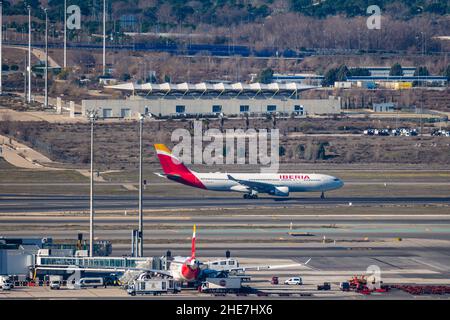 Madrid, Spanien - 31. Dezember 2021: Iberia-Flugzeuge auf den Start- und Landebahnen des Flughafens Adolfo Suarez Madrid-Barajas Stockfoto