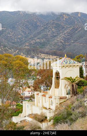 Bedeckter Blick auf den Catalina Chimes Tower in Kalifornien Stockfoto