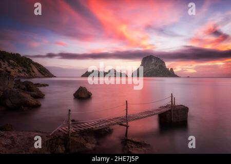 Farbenprächtiger Himmel und Meer mit Blick auf die Felsen von Es Vedra auf der Insel Ibiza Stockfoto