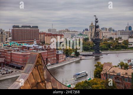 Moskau, Russland - Blick auf den Moskwa-Fluss und das Denkmal für Peter den Großen aus der Kathedrale von Christus dem Erlöser Stockfoto