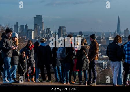 London, Großbritannien. 9th Januar 2022. Das helle, sonnige, aber frische Wetter in Hampstead bringt die Menschen zum Sport auf Hampstead Heath. Dort können sie auch den Blick auf die Stadt london vom Parliament Hill aus genießen. Kredit: Guy Bell/Alamy Live Nachrichten Stockfoto