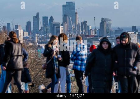 London, Großbritannien. 9th Januar 2022. Das helle, sonnige, aber frische Wetter in Hampstead bringt die Menschen zum Sport auf Hampstead Heath. Dort können sie auch den Blick auf die Stadt london vom Parliament Hill aus genießen. Kredit: Guy Bell/Alamy Live Nachrichten Stockfoto