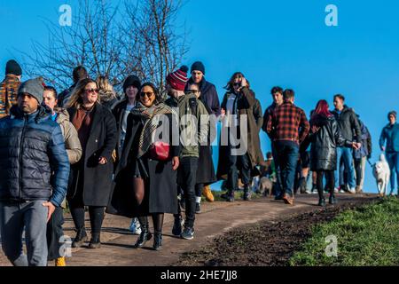 London, Großbritannien. 9th Januar 2022. Das helle, sonnige, aber frische Wetter in Hampstead bringt die Menschen zum Sport auf Hampstead Heath. Dort können sie auch den Blick auf die Stadt london vom Parliament Hill aus genießen. Kredit: Guy Bell/Alamy Live Nachrichten Stockfoto