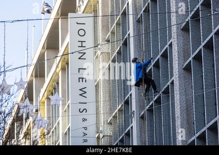 Das Kaufhaus John Lewis & Partners, in dem die Weihnachtsdekoration nach der Festzeit abgenommen wurde, Oxford Street, London, England, Großbritannien Stockfoto