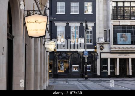 Luxuriöse Designerboutiquen an der Kreuzung von Old Bond Street und New Bond Street, Mayfair, London, England, Großbritannien Stockfoto