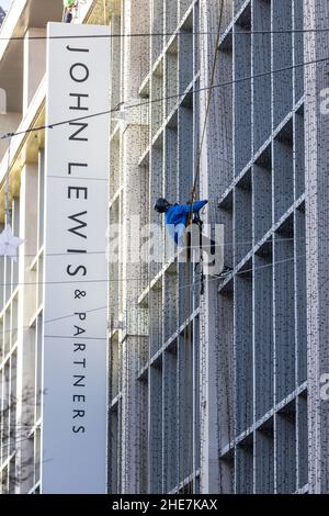 Das Kaufhaus John Lewis & Partners, in dem die Weihnachtsdekoration nach der Festzeit abgenommen wurde, Oxford Street, London, England, Großbritannien Stockfoto
