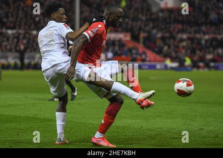 NOTTINGHAM, GROSSBRITANNIEN. JAN 9th Keinan Davis von Nottingham Forest kämpft am Sonntag, dem 9th. Januar 2022, mit Albert Sambi Lokonga von Arsenal während des Spiels der dritten Runde des FA Cup zwischen Nottingham Forest und Arsenal auf dem City Ground, Nottingham. (Kredit: Jon Hobley | MI News) Kredit: MI Nachrichten & Sport /Alamy Live News Stockfoto