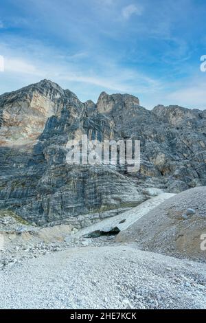 Die Schneehöhle bei SAS dla Crusc/Santa Croce Stockfoto