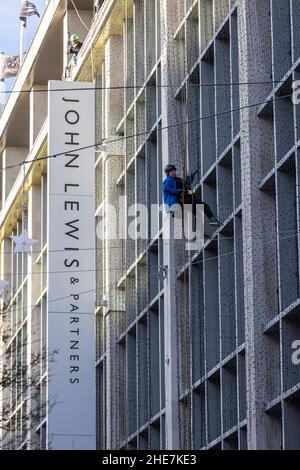 Das Kaufhaus John Lewis & Partners, in dem die Weihnachtsdekoration nach der Festzeit abgenommen wurde, Oxford Street, London, England, Großbritannien Stockfoto