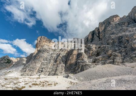 Die Schneehöhle bei SAS dla Crusc/Santa Croce Stockfoto