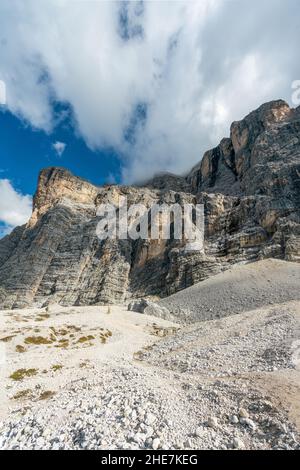 Die Schneehöhle bei SAS dla Crusc/Santa Croce Stockfoto