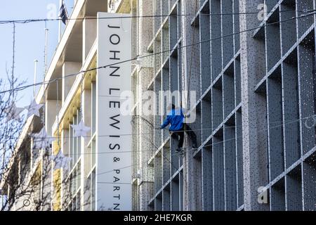 Das Kaufhaus John Lewis & Partners, in dem die Weihnachtsdekoration nach der Festzeit abgenommen wurde, Oxford Street, London, England, Großbritannien Stockfoto
