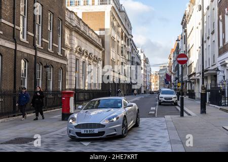 Blick auf die Savile Row in Richtung Burlington Gardens, Mayfair, London, Großbritannien Stockfoto