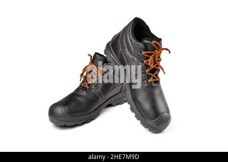 Warme schwarze Stiefel mit orangen Schnürsenkeln, Wanderschuhe, warme Arbeitsstiefel, Herrenschuhe, Nahaufnahme mit weißem Hintergrund, selektiver Fokus Stockfoto