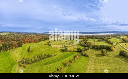 Blick auf das bayerische Alpenvorland im Herbst, Bayern, Deutschland Stockfoto