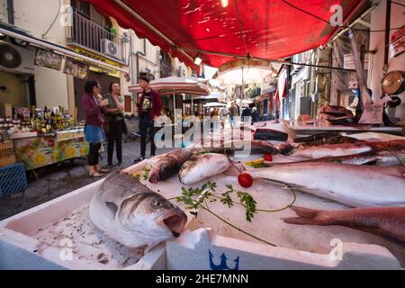 Blick auf den Freiluftmarkt an der Vucciria in Palermo mit einem Fisch im Vordergrund Stockfoto