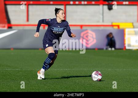London, Großbritannien. 01st. Februar 2018. CRAWLEY, Großbritannien, 12. DEZEMBER: Lucy Bronze von Manchester City Women in Aktion während der Barclays FA Woman Super League zwischen Brighton und Hove Albion und Manchester United im People's Pension Stadium, Crawly am 12th. Dezember 2021 Credit: Action Foto Sport/Alamy Live News