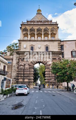 Blick auf Porta Nuova, den alten Eingang zur Stadt Palermo Stockfoto