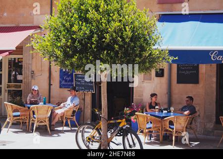 Artá, Café Parisien, Mallorca, Balearen, Spanien, Europa | Artá, Café Parisien, Mallorca, Balearen, Spanien, Europa Stockfoto