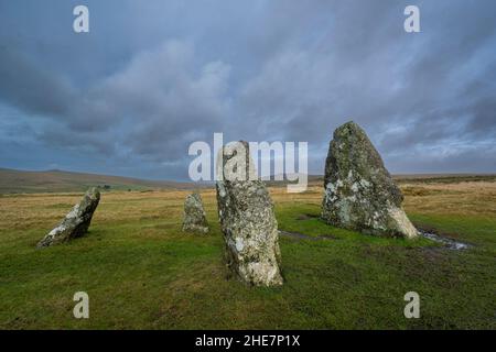 Merrivale, Dartmoor National Park. 9th. Januar 2022. UK Wetter: Dartmoor an einem bewölkten und nassen Sonntagnachmittag. Ein Blick auf einen Abschnitt von stehenden Steinen, die Teil der megalithischen Steinreihen bei Merrivale sind, mit der rauen Kulisse des Großen Mis Tor in der Ferne. Kredit: Celia McMahon/Alamy Live Nachrichten Stockfoto