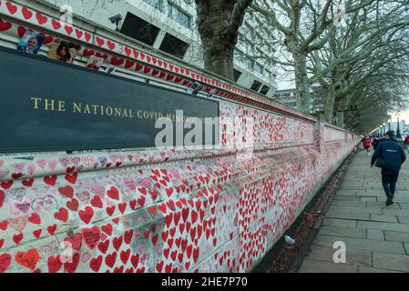 London, Großbritannien. 9. Januar 2022. Die Menschen sehen die National Covid Memorial Wall, wo jedes gemalte Herz jemanden darstellt, der an der anhaltenden Coronavirus-Pandemie gestorben ist. Das Vereinigte Königreich hat gerade 150.000 Todesfälle verzeichnet. Kredit: Stephen Chung / Alamy Live Nachrichten Stockfoto