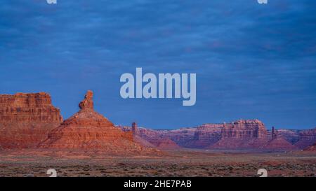 Sandsteinpfäste, Türme und Mesas im Valley of the Gods, Utah. Stockfoto