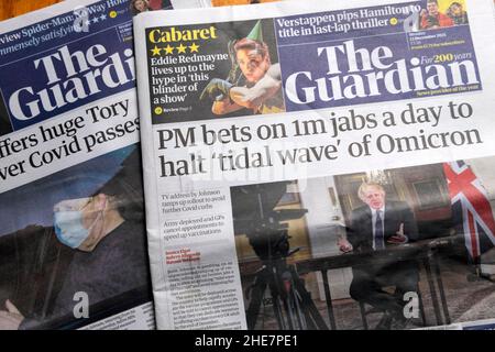 Boris Johnson 'PM setzt auf 1m Jabs pro Tag, um die 'Flutwelle' von Omicron zu stoppen', titelt die Zeitung Guardian Omicron am 13. Dezember 2021 in London, Großbritannien Stockfoto