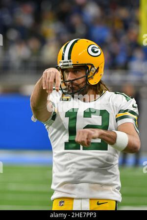 Detroit, USA. . 09th Januar 2022. DETROIT, MI - 9. JANUAR: Green Bay Packers Quarterback (12) Aaron Rodgers während der Aufwärmphase vor dem NFL-Spiel zwischen Green Bay Packers und Detroit Lions am 9. Januar 2022 im Ford Field in Detroit, MI (Foto von Allan Dranberg/CSM) Credit: CAL Sport Media/Alamy Live News Stockfoto