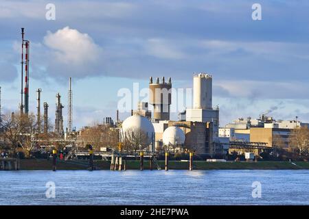 Ludwigshafen, Deutschland - Januar 2022: BASF SE, ein deutsches multinationales Chemieunternehmen und größter Chemieproduzent der Welt Stockfoto