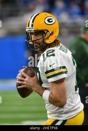 Detroit, USA. . 09th Januar 2022. DETROIT, MI - 9. JANUAR: Green Bay Packers Quarterback (12) Aaron Rodgers während der Aufwärmphase vor dem NFL-Spiel zwischen Green Bay Packers und Detroit Lions am 9. Januar 2022 im Ford Field in Detroit, MI (Foto von Allan Dranberg/CSM) Credit: CAL Sport Media/Alamy Live News Stockfoto