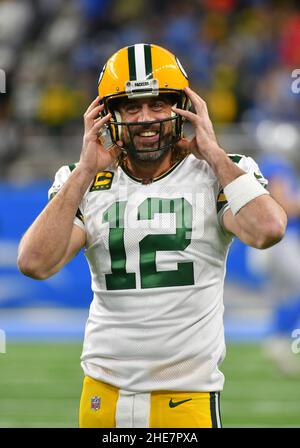 Detroit, USA. . 09th Januar 2022. DETROIT, MI - 9. JANUAR: Green Bay Packers Quarterback (12) Aaron Rodgers während der Aufwärmphase vor dem NFL-Spiel zwischen Green Bay Packers und Detroit Lions am 9. Januar 2022 im Ford Field in Detroit, MI (Foto von Allan Dranberg/CSM) Credit: CAL Sport Media/Alamy Live News Stockfoto