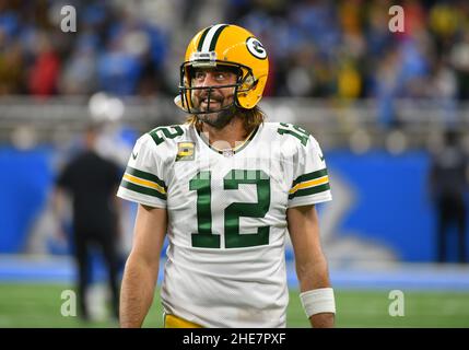 Detroit, USA. . 09th Januar 2022. DETROIT, MI - 9. JANUAR: Green Bay Packers Quarterback (12) Aaron Rodgers während der Aufwärmphase vor dem NFL-Spiel zwischen Green Bay Packers und Detroit Lions am 9. Januar 2022 im Ford Field in Detroit, MI (Foto von Allan Dranberg/CSM) Credit: CAL Sport Media/Alamy Live News Stockfoto