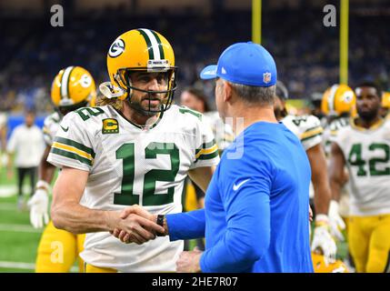 Detroit, USA. . 09th Januar 2022. DETROIT, MI - 9. JANUAR: Green Bay Packers Quarterback (12) Aaron Rodgers während der Aufwärmphase vor dem NFL-Spiel zwischen Green Bay Packers und Detroit Lions am 9. Januar 2022 im Ford Field in Detroit, MI (Foto von Allan Dranberg/CSM) Credit: CAL Sport Media/Alamy Live News Stockfoto