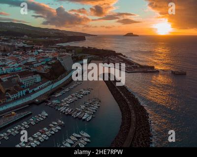 Aero-Foto von Sonnenaufgang in Baia de Angra Stockfoto