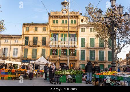 Llucmajor, Spanien; januar 07 2022: Wöchentlicher Straßenmarkt in der mallorquinischen Stadt Llucmajor. Anbieter und Kunden mit Masken aufgrund von Einschränkungen durch den Stockfoto