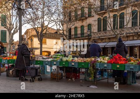 Llucmajor, Spanien; januar 07 2022: Wöchentlicher Straßenmarkt in der mallorquinischen Stadt Llucmajor. Anbieter und Kunden mit Masken aufgrund von Einschränkungen durch den Stockfoto