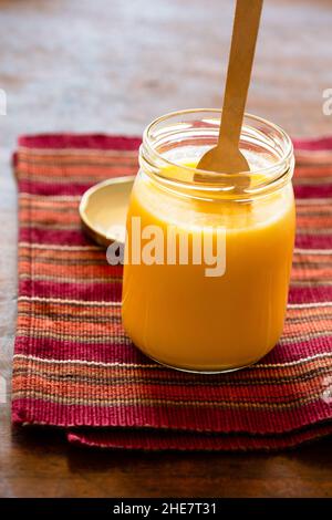 Ghee - Butterschmalz - im Weckglas Stockfoto