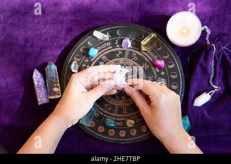 Draufsicht auf Astrologen-Hände Stockfoto