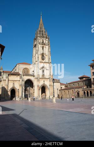 Oviedo, Spanien; 06142021; schöne Aussicht auf die gotische Kathedrale in Oviedo, Asturien. Einige nicht erkennbare Menschen auf dem Platz vor der Kirche. Stockfoto