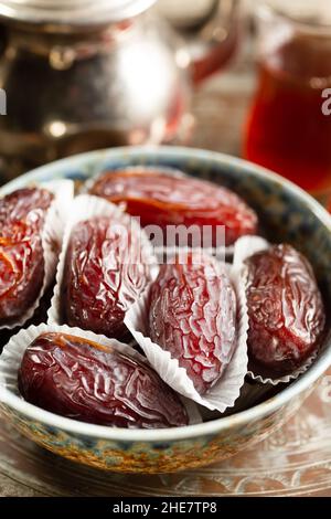 Medjool Dates in Papierkisten Stockfoto