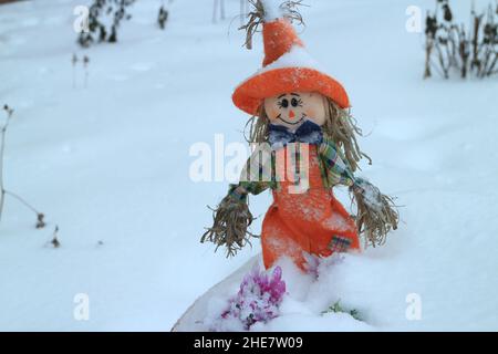 vogelscheuche auf einem Feld mit tiefem Schnee Winterlandschaft bedeckt Stockfoto