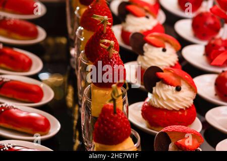 Süße Snacks auf dem Tisch. Bar für Geburtstagsfeier. Stockfoto