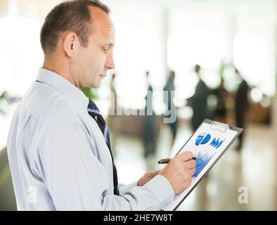 Buchhaltung. Investor mit dem Finanzplan der Einnahmen der Gesellschaft Stockfoto