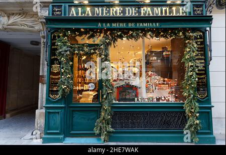 A la Mere de Famille ist das älteste Schokoladengeschäft in Paris. Das Geschäft wurde 1761 in der Faubourg Montmartre Straße eröffnet. Stockfoto