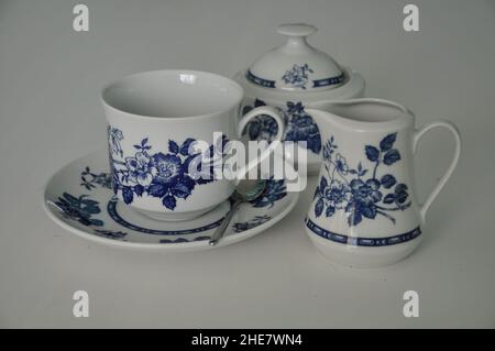 Feines Porzellanset für Kaffee-Tee. Tee im Stil der alten Schule am Nachmittag mit Kuchen, süßen traditionellen Tisch, Zuckertopf, blauer porzellbecher Stockfoto
