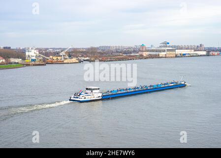 Binnenschiff fährt auf der Maas bei Rotterdam, Niederlande Stockfoto