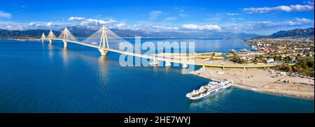 Die Rio-Antirrio-Brücke, offiziell die Charilaos Trikoupis-Brücke, die längste mehrspannige Kabelbrücke Griechenlands. Stockfoto