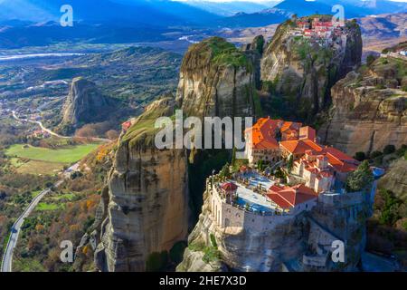 Anzeigen von Meteora Kloster, Griechenland. Geologische Formationen von großen Felsen mit den Klöstern auf Sie. Stockfoto