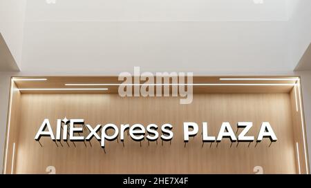 Madrid, Spanien - 9. November 2021: AliExpress Plaza-Ladenschild mit weißem Hintergrund Stockfoto